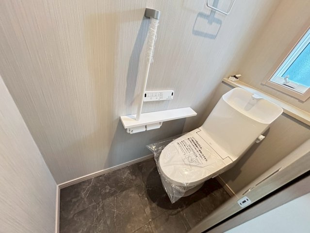 戸建　一宮市木曽川町黒田Ⅲ　全2区画分譲のトイレ|節水省エネの温水洗浄便座です。お掃除のしやすさを究めたフチなし形状でお手入れ楽々。