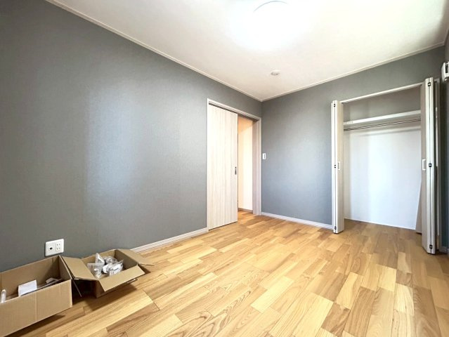戸建　一宮市木曽川町黒田Ⅲ　全2区画分譲の寝室|全居室にたっぷり収納できる大型収納を設置。窓ガラスは断熱性能や結露防止効果の高いペアガラスです。