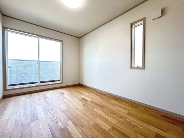 戸建　一宮市木曽川町黒田Ⅲ　全2区画分譲の洋室|全居室にたっぷり収納できる大型収納を設置。窓ガラスは断熱性能や結露防止効果の高いペアガラスです。