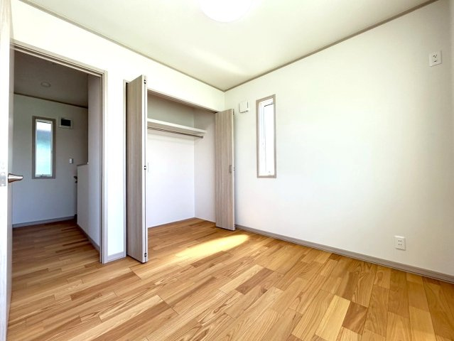 戸建　一宮市木曽川町黒田Ⅲ　全2区画分譲の洋室|全居室にたっぷり収納できる大型収納を設置。窓ガラスは断熱性能や結露防止効果の高いペアガラスです。