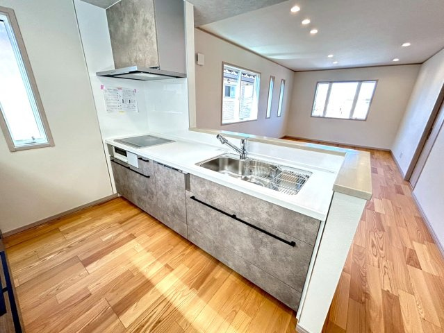 戸建　一宮市木曽川町黒田Ⅲ　全2区画分譲のキッチン|機能的なシステムキッチンです。収納力に優れた大容量の引出しでキッチン回りがスッキリ片付きます。