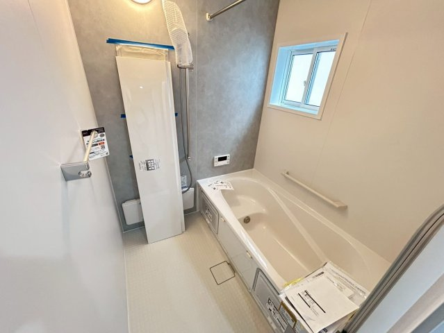 戸建　一宮市木曽川町黒田Ⅲ　全2区画分譲の浴室|１坪タイプのバリアフリー設計でゆったりとくつろげる浴室・浴槽です。タイル床でカビの発生を抑制します。