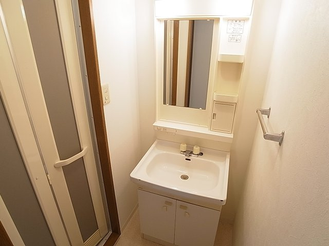 綱崎マンションの洗面所|独立洗面台