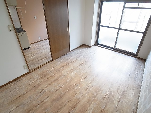 綱崎マンションの内装|広々とした洋室です