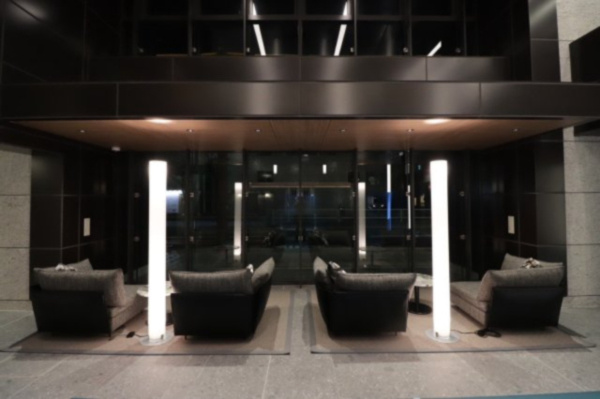 【エントランス】 | 【エントランスホール】夜になると落ち着いた寛ぎの空間に。歓談スペースとしてもお使いいただけます。