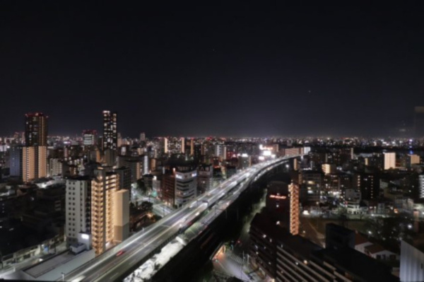 【展望】 | 【スカイラウンジからの展望】眼下に広がるダイナミックな眺望。大きな道路は、阪神高速です。