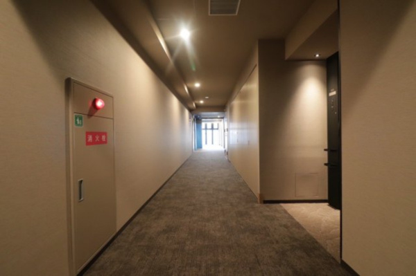【その他共用部分】 | 【共用廊下】私邸へと続く共用廊下は、ホテルライクな内廊下設計です。エアコン完備で快適です！