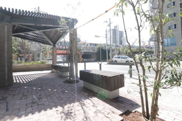 【周辺】 | 【プレイロット】涼しげなパーゴラとベンチが設置されています。地域に開かれたオープンスペースです！