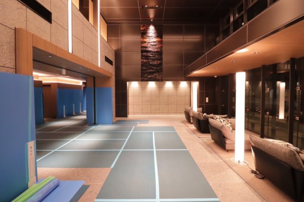 【エントランス】 | 【エントランス】大きな窓ガラスからたくさん日差しが入る明るい空間。とても綺麗なエントランスです。