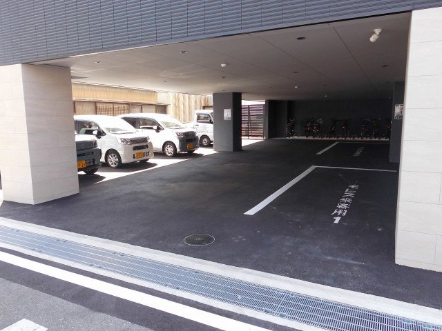 モレス・ヴィラ明石の駐車場