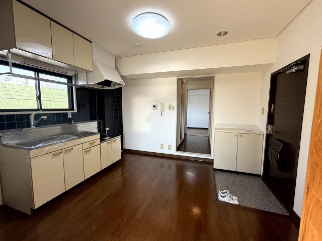 明高前アバンティの居間・リビング