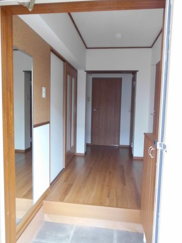 ハイフラット静徳の玄関