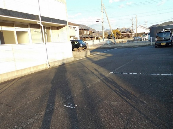 ウィングメゾンの駐車場
