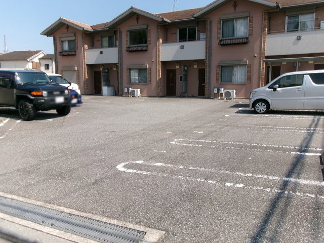 アムールの駐車場