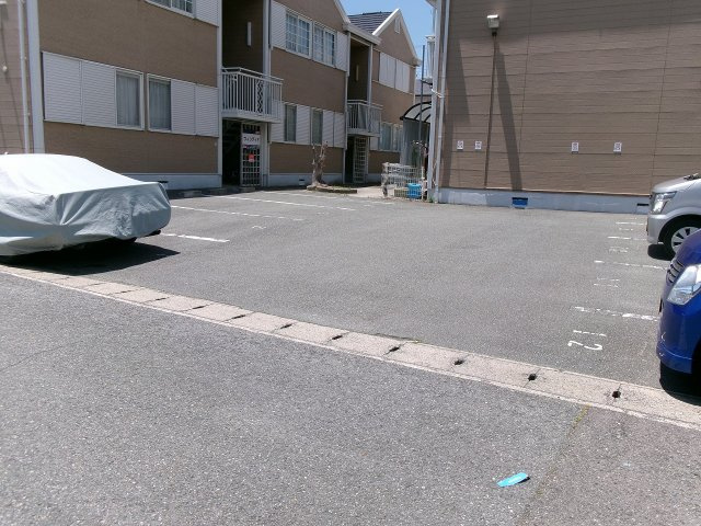 ウィンディアA棟B棟の駐車場