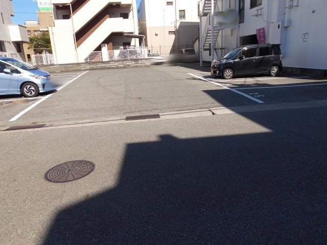 クローバーズマンションの駐車場