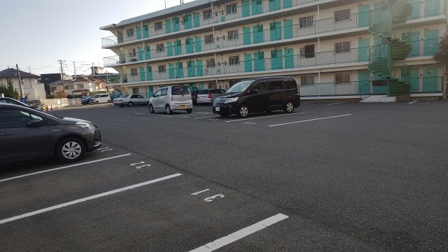 皐月マンションの駐車場