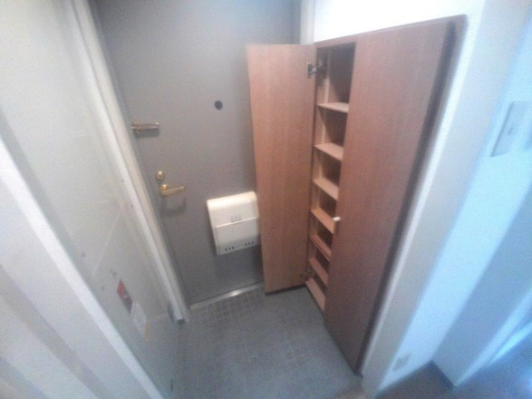 YKハイツ西明石の玄関