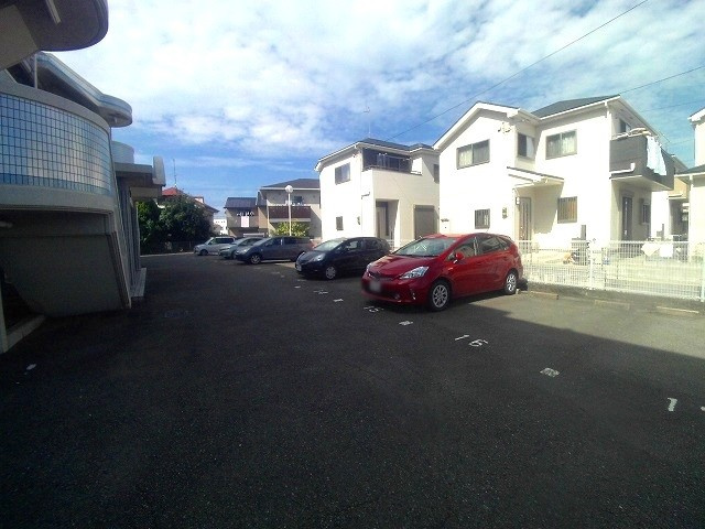 プレジオ王塚台の駐車場