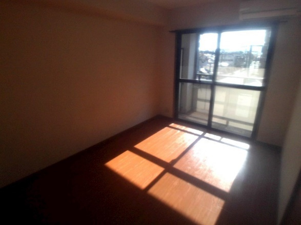 梅田ビルの寝室