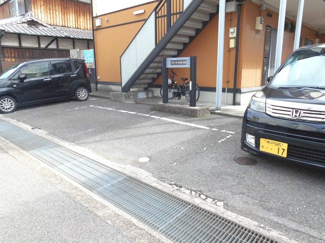 アムールKOHBEの駐車場