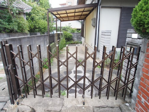 大久保町大窪戸建の駐車場