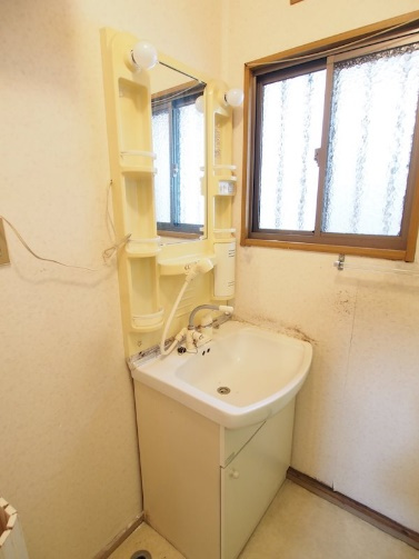 大久保町大窪戸建の洗面所|1階洗面所