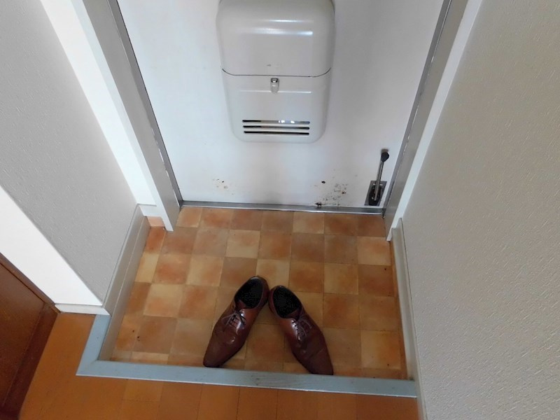 メゾン6番館の玄関