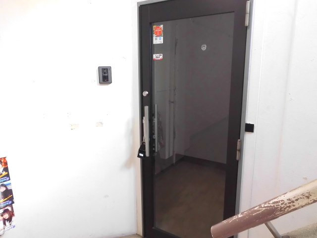 KSビルの玄関