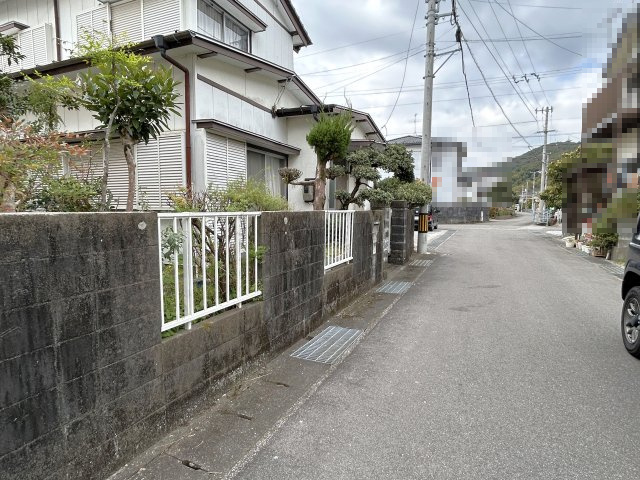 高知市五台山　中古住宅の前面道路含む現地写真