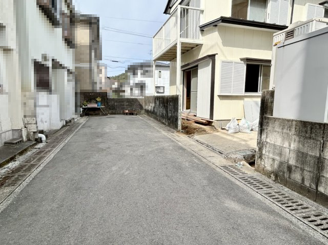 高知市五台山　中古住宅の前面道路含む現地写真