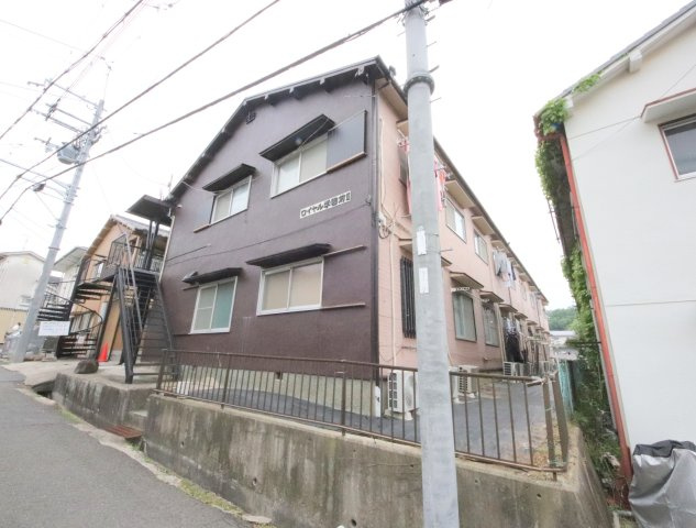 ロイヤル学園前の外観