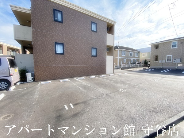 PRESTIGEの駐車場