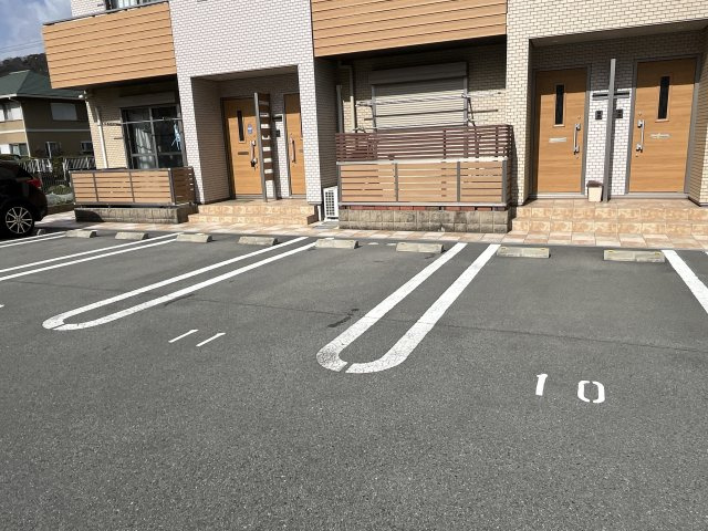 フェリオ勝原Bの駐車場