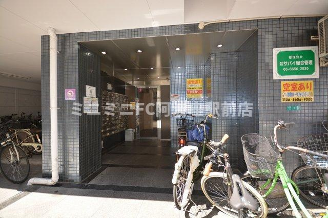 Y`s朝潮橋駅前のエントランス