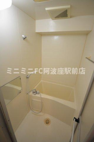 Y`s朝潮橋駅前の浴室