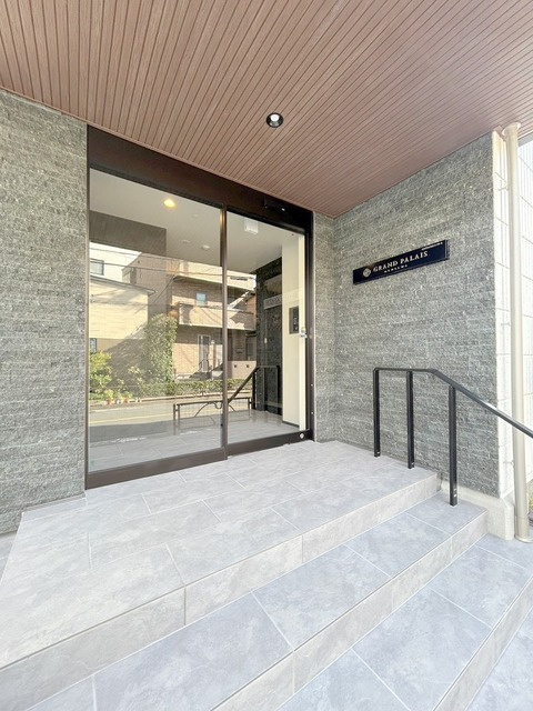 ＧＲＡＮＤ　ＰＡＬＡＩＳ　ＯＫＵＳＡＷＡのエントランス