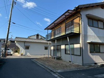 【前面道路含む現地写真】 | 瀬戸町瀬戸土地（古家付） | 古家付土地です。建物をそのまま使われる場合フルリフォームが必要です。