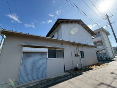 【前面道路含む現地写真】 | 瀬戸町瀬戸土地（古家付） | 古家付土地です。建物をそのまま使われる場合フルリフォームが必要です。