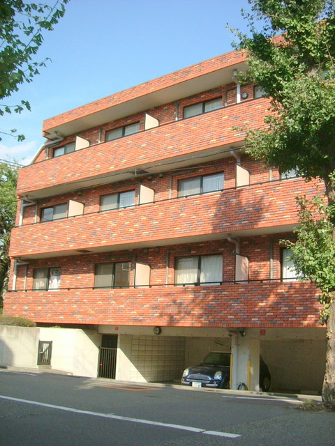 プレステージ尾山台の外観|駐車場の上なので歩行者の視線も気になりません。