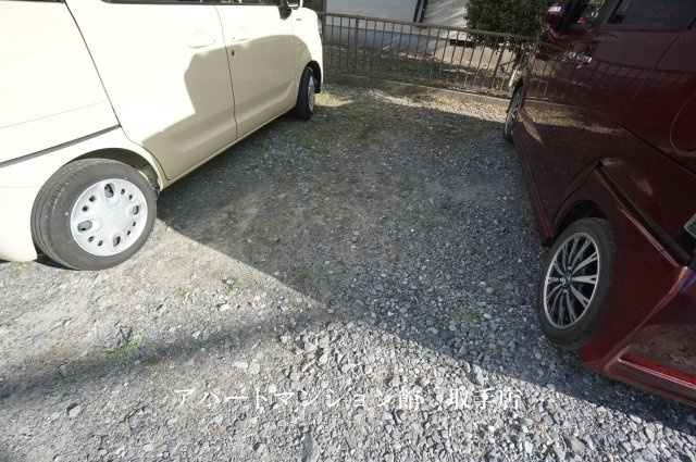 ガーデンハウス１号館の駐車場