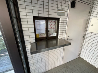 【受付】 | 朝日プラザ南橋本 | 受付はマンションコンシェルジュがいる場合もあれば、管理人が滞在する小部屋を総称して呼ぶことがあります。主にエントランスに設置されていることから、防犯面でも期待ができます。防犯設備がない場合はより安心！