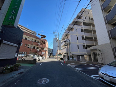 【外観】 | 朝日プラザ南橋本 | 隣家の土地はどうなっているのか、生活利便施設が近くにあるのか、学校まで近いかなど、お客様のライフスタイルにあわせたイメージが重要です。また、近くにあると困る施設が近くにないかも確認するといいでしょう。