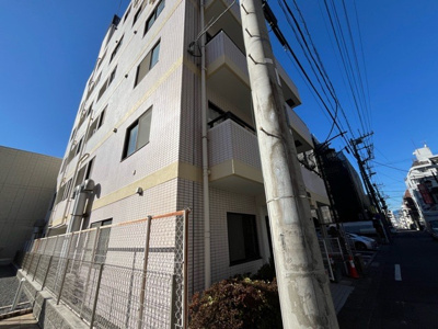 【現況写真】 | 朝日プラザ南橋本 | 道幅が広い場所は日当たりや風通が良好です。幅が広いのですれ違いも可能ですし大きな車でも駐車可能！一方で、大型車が通ることも多くなるため交通量の増加により騒音に繋がります。また土地の値段が高くなります。