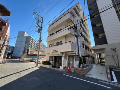 【外観】 | 朝日プラザ南橋本 | 外観はマンション管理がされているかの目安になります。築年数が古いと、壁面は劣化してひび割れが生じることも！建物が古びていても細かいところが修繕されていると、きちんと管理されているなぁと感じるでしょう。