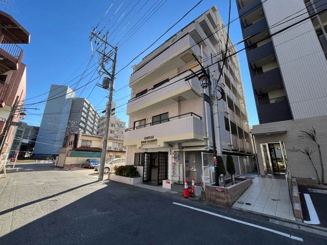 【外観】 | 朝日プラザ南橋本 | 外観はマンション管理がされているかの目安になります。築年数が古いと、壁面は劣化してひび割れが生じることも！建物が古びていても細かいところが修繕されていると、きちんと管理されているなぁと感じるでしょう。
