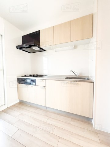 レジデンシャルウエストサイドのキッチン|3口コンロ・グリル付きの使いやすいシステムキッチンです♪