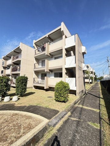 【外観】 | 日の里東団地 | 公園も近く緑を眺めながら散歩する時間がリフレッシュになりそう