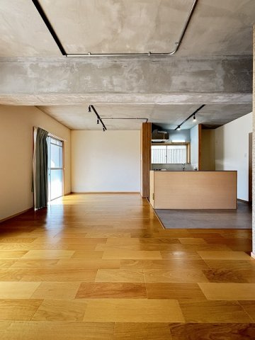 【居間・リビング】 | 日の里東団地 | 大きな窓のあるLDKは明るさたっぷり。食事のときも、くつろぎの時間も楽しい時間をすごせそうです♪