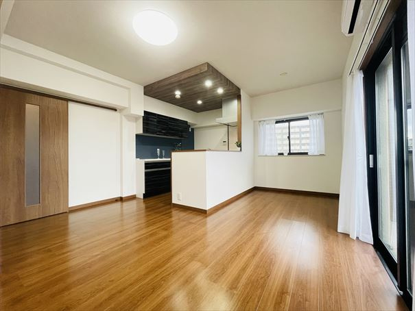 【居間・リビング】 | フィオレ井尻 | リビング・ダイニングは嬉しい二面採光で明るい陽射しが射し込みます